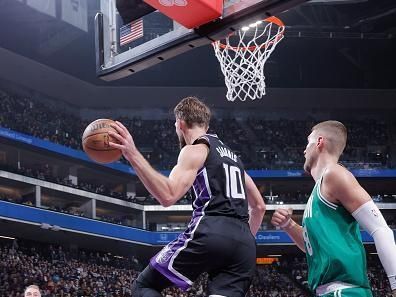 SACRAMENTO, CA - DECEMBER 20:  Domantas Sabonis #10 of the Sacramento Kings passes the ball during the game  on December 20, 2023 at Golden 1 Center in Sacramento, California. NOTE TO USER: User expressly acknowledges and agrees that, by downloading and or using this Photograph, user is consenting to the terms and conditions of the Getty Images License Agreement. Mandatory Copyright Notice: Copyright 2023 NBAE (Photo by Rocky Widner/NBAE via Getty Images)