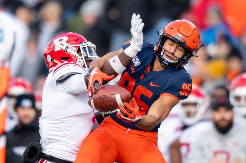 Nov 2, 2019; Champaign, IL, USA; Illinois Fighting Illini wide receiver Donny Navarro (86) catches a pass against Rutgers Scarlet Knights defensive back Tim Barrow (4) during the first half at Memorial Stadium. Mandatory Credit: Patrick Gorski-USA TODAY Sports