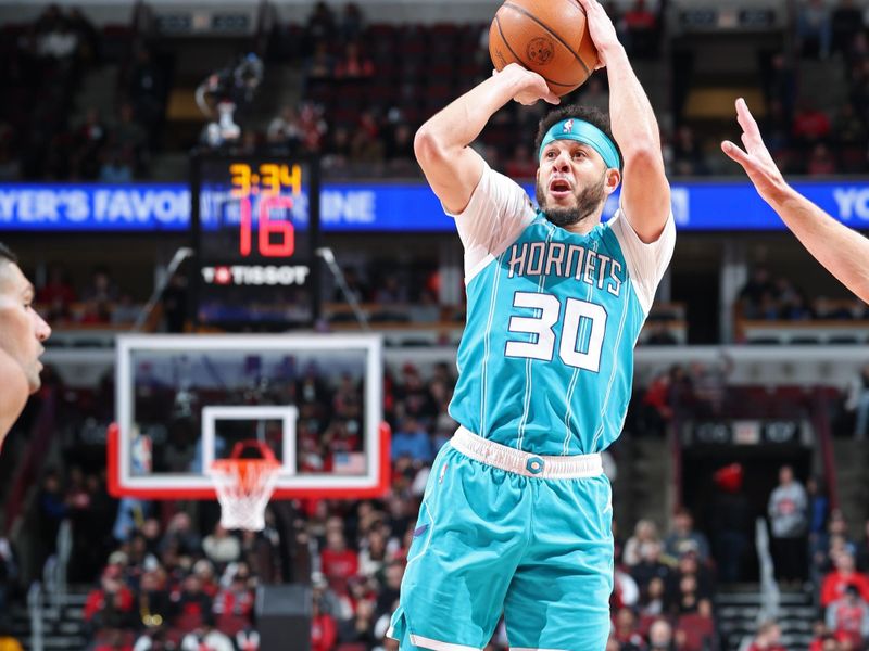 CHICAGO, IL - JANUARY 17: Seth Curry #30 of the Charlotte Hornets shoots the ball during the game against the Chicago Bulls on January 17, 2025 at United Center in Chicago, Illinois. NOTE TO USER: User expressly acknowledges and agrees that, by downloading and or using this photograph, User is consenting to the terms and conditions of the Getty Images License Agreement. Mandatory Copyright Notice: Copyright 2025 NBAE (Photo by Jeff Haynes/NBAE via Getty Images)