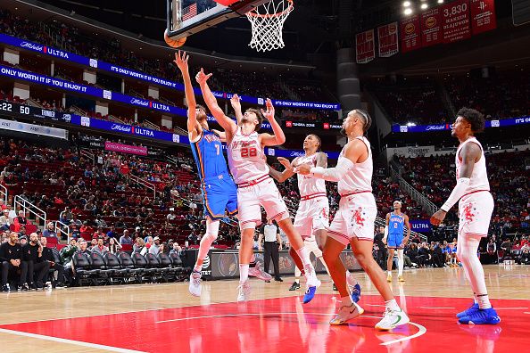 HOUSTON, TX - DECEMBER 6:   Chet Holmgren #7 of the Oklahoma City Thunder and Alperen Sengun #28 of the Houston Rockets battle for a rebound during the game on December 6, 2023 at the Toyota Center in Houston, Texas. NOTE TO USER: User expressly acknowledges and agrees that, by downloading and or using this photograph, User is consenting to the terms and conditions of the Getty Images License Agreement. Mandatory Copyright Notice: Copyright 2023 NBAE (Photo by Michael Gonzales/NBAE via Getty Images)