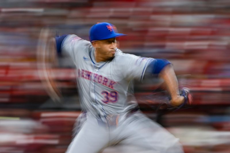 May 6, 2024; St. Louis, Missouri, USA;  New York Mets relief pitcher Edwin Diaz (39) pitches against the St. Louis Cardinals during the ninth inning at Busch Stadium. Mandatory Credit: Jeff Curry-USA TODAY Sports