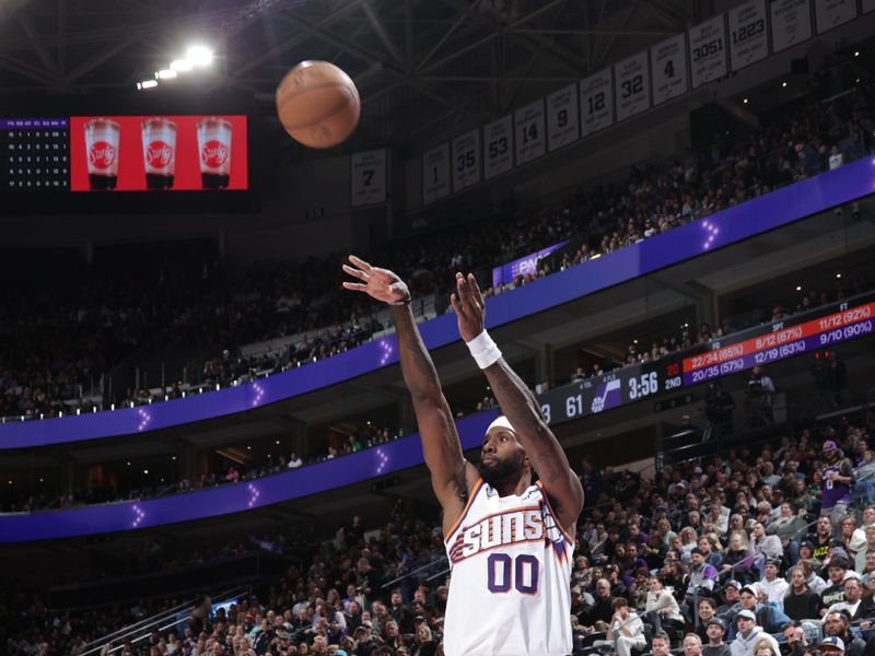 SALT LAKE CITY, UT - DECEMBER 13:  Royce O'Neale #00 of the Phoenix Suns shoots a three point basket during the game against the Utah Jazz during a regular season game on December 13, 2024 at Delta Center in Salt Lake City, Utah. NOTE TO USER: User expressly acknowledges and agrees that, by downloading and or using this Photograph, User is consenting to the terms and conditions of the Getty Images License Agreement. Mandatory Copyright Notice: Copyright 2024 NBAE (Photo by Melissa Majchrzak/NBAE via Getty Images)