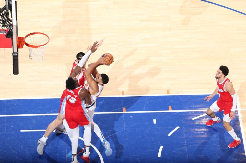 NEW YORK, NY - JANUARY 27: Karl-Anthony Towns #32 of the New York Knicks drives to the basket during the game against the Memphis Grizzlies on January 27, 2025 at Madison Square Garden in New York City, New York.  NOTE TO USER: User expressly acknowledges and agrees that, by downloading and or using this photograph, User is consenting to the terms and conditions of the Getty Images License Agreement. Mandatory Copyright Notice: Copyright 2025 NBAE  (Photo by Nathaniel S. Butler/NBAE via Getty Images)