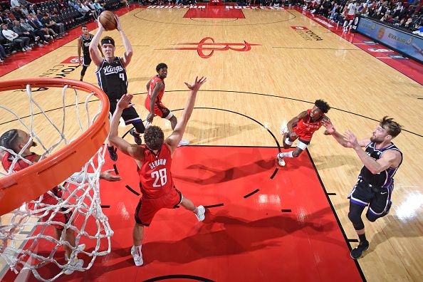 HOUSTON, TX - NOVEMBER 6: Kevin Huerter #9 of the Sacramento Kings shoots the ball during the game against the Houston Rockets on November 6, 2023 at the Toyota Center in Houston, Texas. NOTE TO USER: User expressly acknowledges and agrees that, by downloading and or using this photograph, User is consenting to the terms and conditions of the Getty Images License Agreement. Mandatory Copyright Notice: Copyright 2023 NBAE (Photo by Logan Riely/NBAE via Getty Images)