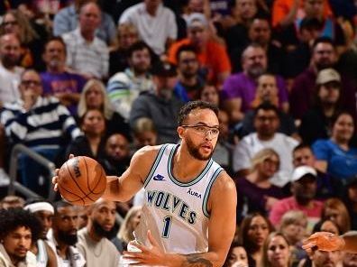 PHOENIX, AZ - NOVEMBER 15: Kyle Anderson #1 of the Minnesota Timberwolves handles the ball during the game against the Phoenix Suns on November 15, 2023 at Footprint Center in Phoenix, Arizona. NOTE TO USER: User expressly acknowledges and agrees that, by downloading and or using this photograph, user is consenting to the terms and conditions of the Getty Images License Agreement. Mandatory Copyright Notice: Copyright 2023 NBAE (Photo by Barry Gossage/NBAE via Getty Images)