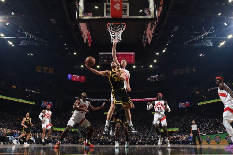 SAN FRANCISCO, CA - JANUARY 7: Stephen Curry #30 of the Golden State Warriors drives to the basket during the game against the Toronto Raptors on January 7, 2024 at Chase Center in San Francisco, California. NOTE TO USER: User expressly acknowledges and agrees that, by downloading and or using this photograph, user is consenting to the terms and conditions of Getty Images License Agreement. Mandatory Copyright Notice: Copyright 2024 NBAE (Photo by Noah Graham/NBAE via Getty Images)