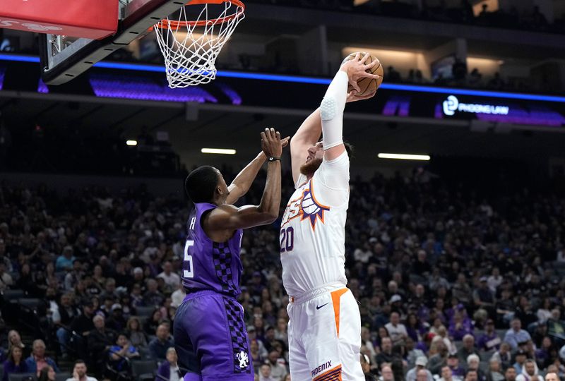 SACRAMENTO, CALIFORNIA - APRIL 12: Jusuf Nurkic #20 of the Phoenix Suns goes up for a dunk against De'Aaron Fox #5 of the Sacramento Kings during the first half at Golden 1 Center on April 12, 2024 in Sacramento, California. NOTE TO USER: User expressly acknowledges and agrees that, by downloading and or using this photograph, User is consenting to the terms and conditions of the Getty Images License Agreement. (Photo by Thearon W. Henderson/Getty Images)