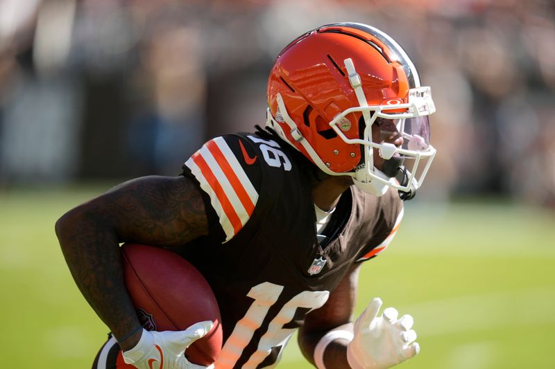 Cleveland Browns Jaelon Darden (16) carries in the first half of an NFL football game against the Cincinnati Bengals, Sunday, Oct. 20, 2024, in Cleveland. (AP Photo/Sue Ogrocki)