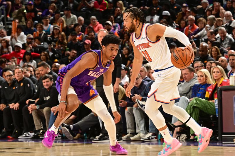 PHOENIX, AZ - NOVEMBER 20: Jalen Brunson #11 of the New York Knicks dribbles the ball during the game against the Phoenix Suns on November 20, 2024 at Footprint Center in Phoenix, Arizona. NOTE TO USER: User expressly acknowledges and agrees that, by downloading and or using this photograph, user is consenting to the terms and conditions of the Getty Images License Agreement. Mandatory Copyright Notice: Copyright 2024 NBAE (Photo by Kate Frese/NBAE via Getty Images)