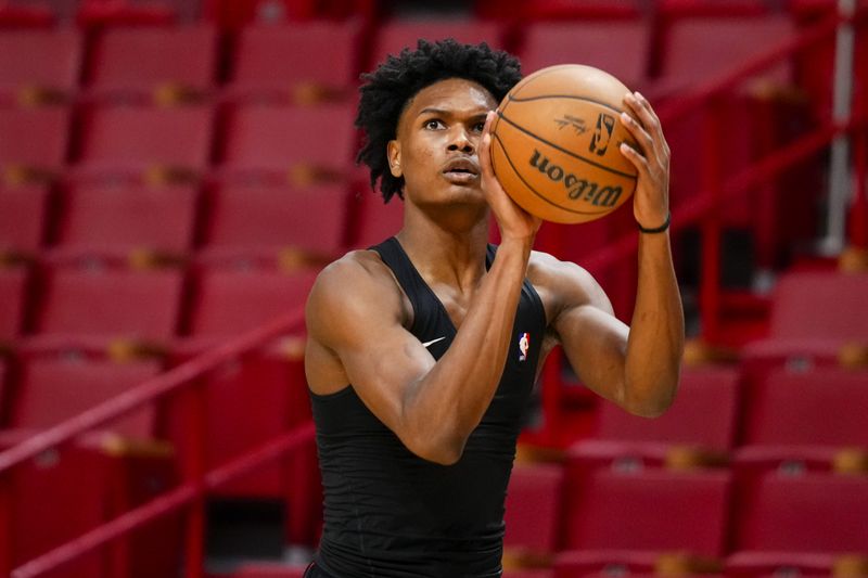 MIAMI, FLORIDA - JANUARY 08: Amen Thompson #1 of the Houston Rockets warms up prior to a game against the Miami Heat at Kaseya Center on January 08, 2024 in Miami, Florida. NOTE TO USER: User expressly acknowledges and agrees that, by downloading and or using this photograph, User is consenting to the terms and conditions of the Getty Images License Agreement. (Photo by Rich Storry/Getty Images)