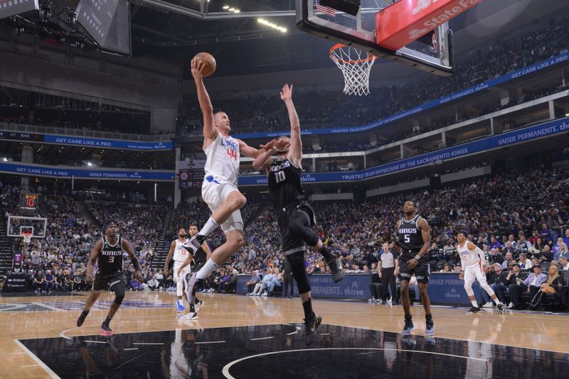 SACRAMENTO, CA - MARCH 3: Mason Plumlee #44 of the LA Clippers drives to the basket during the game against the Sacramento Kings on March 3, 2023 at Golden 1 Center in Sacramento, California. NOTE TO USER: User expressly acknowledges and agrees that, by downloading and or using this Photograph, user is consenting to the terms and conditions of the Getty Images License Agreement. Mandatory Copyright Notice: Copyright 2023 NBAE (Photo by Rocky Widner/NBAE via Getty Images)