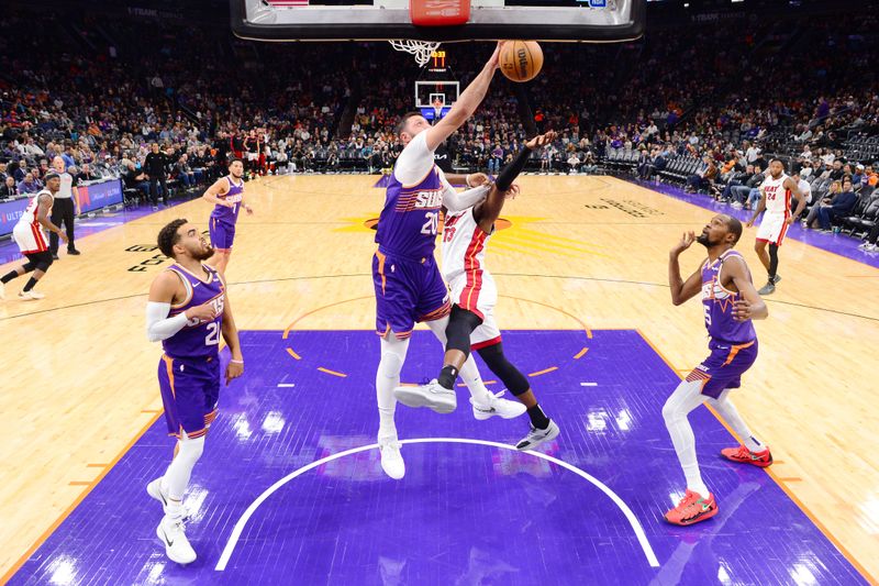 PHOENIX, AZ - NOVEMBER 6: Jusuf Nurkic #20 of the Phoenix Suns blocks the ball during the game against the Miami Heat on November 6, 2024 at Footprint Center in Phoenix, Arizona. NOTE TO USER: User expressly acknowledges and agrees that, by downloading and or using this photograph, user is consenting to the terms and conditions of the Getty Images License Agreement. Mandatory Copyright Notice: Copyright 2024 NBAE (Photo by Kate Frese/NBAE via Getty Images)