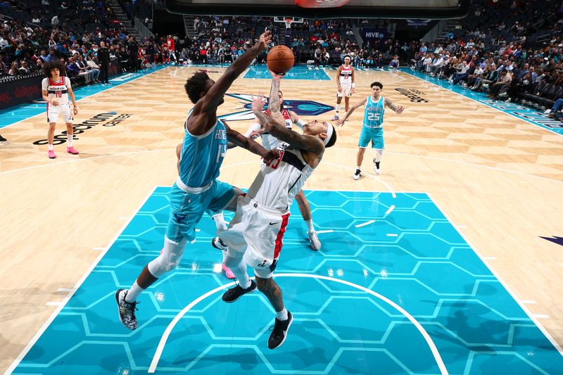 CHARLOTTE, NC - FEBRUARY 3: Kyle Kuzma #33 of the Washington Wizards drives to the basket during the game against the Charlotte Hornets on February 3, 2025 at Spectrum Center in Charlotte, North Carolina. NOTE TO USER: User expressly acknowledges and agrees that, by downloading and or using this photograph, User is consenting to the terms and conditions of the Getty Images License Agreement. Mandatory Copyright Notice: Copyright 2025 NBAE (Photo by Stephen Gosling/NBAE via Getty Images)