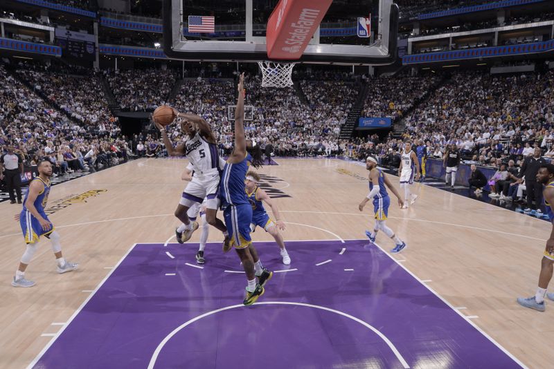 SACRAMENTO, CA - APRIL 16: De'Aaron Fox #5 of the Sacramento Kings drives to the basket during the game against the Golden State Warriors during the 2024 Play-In Tournament on April 16, 2024 at Golden 1 Center in Sacramento, California. NOTE TO USER: User expressly acknowledges and agrees that, by downloading and or using this Photograph, user is consenting to the terms and conditions of the Getty Images License Agreement. Mandatory Copyright Notice: Copyright 2024 NBAE (Photo by Rocky Widner/NBAE via Getty Images)