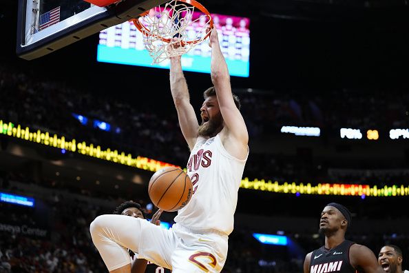 MIAMI, FLORIDA - DECEMBER 08: Dean Wade #32 of the Cleveland Cavaliers dunks the ball against the Miami Heat during the second quarter at Kaseya Center on December 08, 2023 in Miami, Florida. NOTE TO USER: User expressly acknowledges and agrees that, by downloading and or using this photograph, User is consenting to the terms and condtions of the Getty Images License Agreement.  (Photo by Rich Storry/Getty Images)