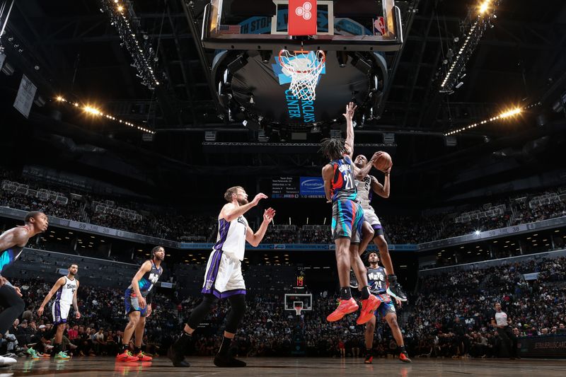 BROOKLYN, NY - APRIL 7:  De'Aaron Fox #5 of the Sacramento Kings drives to the basket during the game against the Brooklyn Nets on April 7, 2024 at Barclays Center in Brooklyn, New York. NOTE TO USER: User expressly acknowledges and agrees that, by downloading and or using this Photograph, user is consenting to the terms and conditions of the Getty Images License Agreement. Mandatory Copyright Notice: Copyright 2024 NBAE (Photo by Nathaniel S. Butler/NBAE via Getty Images)