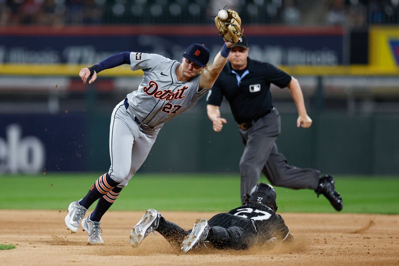 Aug 26, 2024; Chicago, Illinois, USA; Chicago White Sox second baseman Brooks Baldwin (27) steals second base against Detroit Tigers shortstop Trey Sweeney (27) during the third inning at Guaranteed Rate Field. Mandatory Credit: Kamil Krzaczynski-USA TODAY Sports