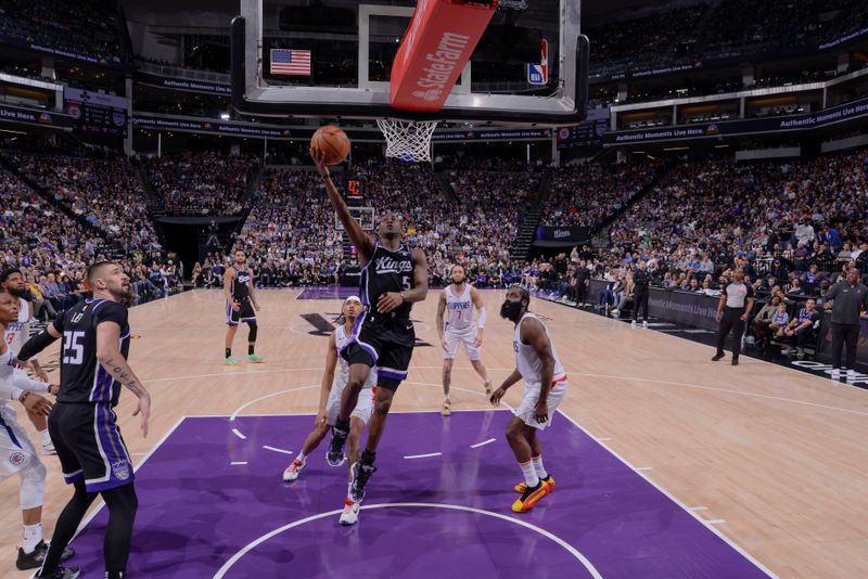 SACRAMENTO, CA - APRIL 2:  De'Aaron Fox #5 of the Sacramento Kings goes to the basket during the game on April 2, 2024 at Golden 1 Center in Sacramento, California. NOTE TO USER: User expressly acknowledges and agrees that, by downloading and or using this Photograph, user is consenting to the terms and conditions of the Getty Images License Agreement. Mandatory Copyright Notice: Copyright 2024 NBAE (Photo by Rocky Widner/NBAE via Getty Images)