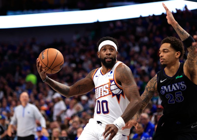 DALLAS, TX - FEBRUARY 22: Royce O'Neale #00 of the Phoenix Suns drives inside for a shot against P.J. Washington #25 of the Dallas Mavericks in the first half at American Airlines Center on February 22, 2024 in Dallas, Texas. NOTE TO USER: User expressly acknowledges and agrees that, by downloading and or using this photograph, User is consenting to the terms and conditions of the Getty Images License Agreement. (Photo by Ron Jenkins/Getty Images)