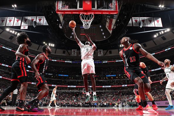 CHICAGO, IL - NOVEMBER 30: Bobby Portis #9 of the Milwaukee Bucks drives to the basket during the game against the Chicago Bulls on November 30, 2023 at United Center in Chicago, Illinois. NOTE TO USER: User expressly acknowledges and agrees that, by downloading and or using this photograph, User is consenting to the terms and conditions of the Getty Images License Agreement. Mandatory Copyright Notice: Copyright 2023 NBAE (Photo by Jeff Haynes/NBAE via Getty Images)