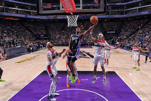 SACRAMENTO, CA - DECEMBER 18: De'Aaron Fox #5 of the Sacramento Kings drives to the basket during the game against the Washington Wizards on December 18, 2023 at Golden 1 Center in Sacramento, California. NOTE TO USER: User expressly acknowledges and agrees that, by downloading and or using this Photograph, user is consenting to the terms and conditions of the Getty Images License Agreement. Mandatory Copyright Notice: Copyright 2023 NBAE (Photo by Rocky Widner/NBAE via Getty Images)