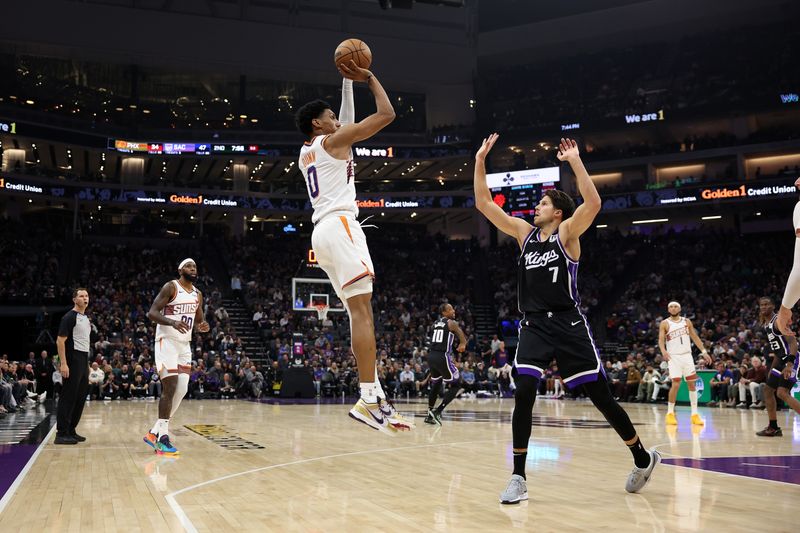 SACRAMENTO, CALIFORNIA - NOVEMBER 13: Ryan Dunn #0 of the Phoenix Suns shoots over Doug McDermott #7 of the Sacramento Kings in the first half at Golden 1 Center on November 13, 2024 in Sacramento, California. NOTE TO USER: User expressly acknowledges and agrees that, by downloading and/or using this photograph, user is consenting to the terms and conditions of the Getty Images License Agreement.  (Photo by Ezra Shaw/Getty Images)