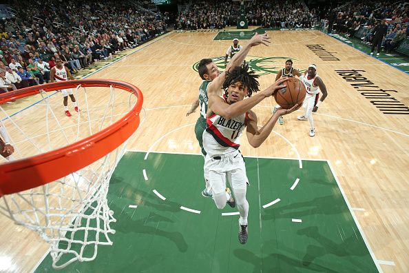 MILWAUKEE, WI - NOVEMBER 26: Shaedon Sharpe #17 of the Portland Trail Blazers shoots the ball during the game against the Milwaukee Bucks on November 26, 2023 at the Fiserv Forum Center in Milwaukee, Wisconsin. NOTE TO USER: User expressly acknowledges and agrees that, by downloading and or using this Photograph, user is consenting to the terms and conditions of the Getty Images License Agreement. Mandatory Copyright Notice: Copyright 2023 NBAE (Photo by Gary Dineen/NBAE via Getty Images).