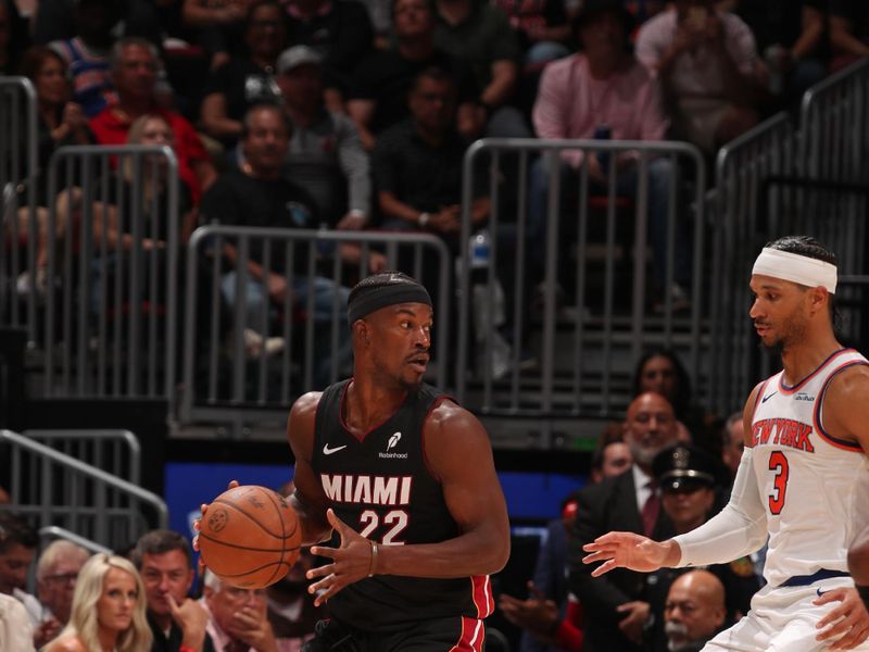 MIAMI, FL - OCTOBER 30: Jimmy Butler #22 of the Miami Heat looks to pass the ball during the game against the New York Knicks on October 30, 2024 at Kaseya Center in Miami, Florida. NOTE TO USER: User expressly acknowledges and agrees that, by downloading and or using this Photograph, user is consenting to the terms and conditions of the Getty Images License Agreement. Mandatory Copyright Notice: Copyright 2024 NBAE (Photo by Issac Baldizon/NBAE via Getty Images)