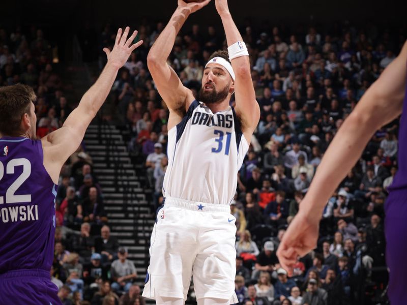 SALT LAKE CITY, UT - NOVEMBER 14: Klay Thompson #31 of the Dallas Mavericks shoots the ball during the game against the Utah Jazz on November 14, 2024 at Delta Center in Salt Lake City, Utah. NOTE TO USER: User expressly acknowledges and agrees that, by downloading and or using this Photograph, User is consenting to the terms and conditions of the Getty Images License Agreement. Mandatory Copyright Notice: Copyright 2024 NBAE (Photo by Melissa Majchrzak/NBAE via Getty Images)