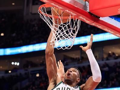 CHICAGO, ILLINOIS - NOVEMBER 30: Giannis Antetokounmpo #34 of the Milwaukee Bucks takes a shot in the game against the Chicago Bulls at the United Center on November 30, 2023 in Chicago, Illinois. NOTE TO USER: User expressly acknowledges and agrees that, by downloading and or using this photograph, User is consenting to the terms and conditions of the Getty Images License Agreement. (Photo by Justin Casterline/Getty Images)