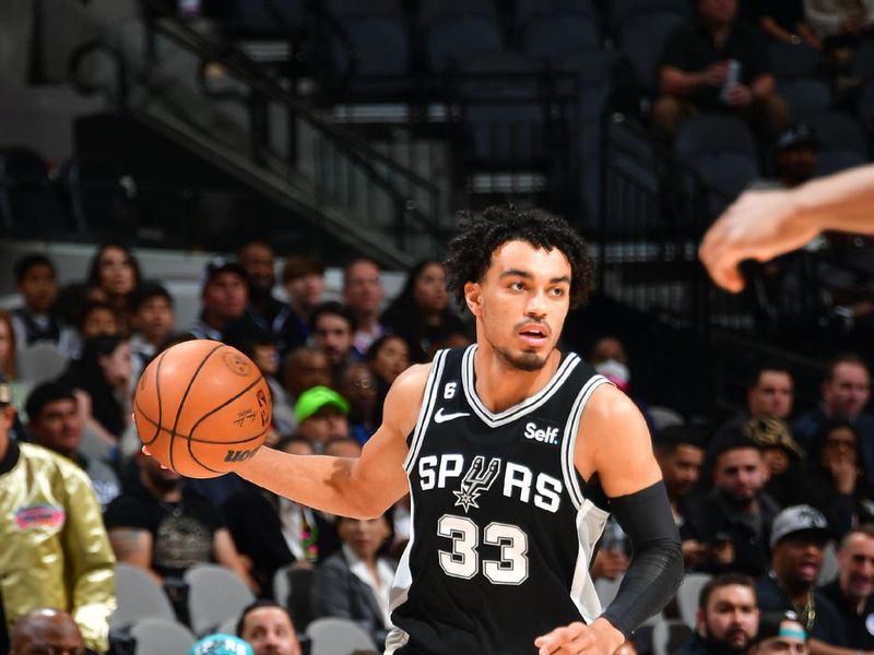 SAN ANTONIO, TX - JANUARY 17: Tre Jones #33 of the San Antonio Spurs drives to the basket during the game against the Brooklyn Nets on January 17, 2023 at the AT&T Center in San Antonio, Texas. NOTE TO USER: User expressly acknowledges and agrees that, by downloading and or using this photograph, user is consenting to the terms and conditions of the Getty Images License Agreement. Mandatory Copyright Notice: Copyright 2022 NBAE (Photos by Michael Gonzales/NBAE via Getty Images)