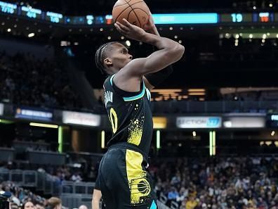 INDIANAPOLIS, INDIANA - DECEMBER 20: Bennedict Mathurin #00 of the Indiana Pacers attempts a shot in the first quarter against the Charlotte Hornets at Gainbridge Fieldhouse on December 20, 2023 in Indianapolis, Indiana. NOTE TO USER: User expressly acknowledges and agrees that, by downloading and or using this photograph, User is consenting to the terms and conditions of the Getty Images License Agreement. (Photo by Dylan Buell/Getty Images)