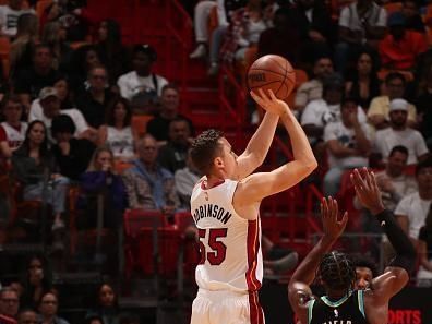 MIAMI, FL - DECEMBER 2: Duncan Robinson #55 of the Miami Heat shoots a three point basket during the game against the Indiana Pacers on December 2, 2023 at Kaseya Center in Miami, Florida. NOTE TO USER: User expressly acknowledges and agrees that, by downloading and or using this Photograph, user is consenting to the terms and conditions of the Getty Images License Agreement. Mandatory Copyright Notice: Copyright 2023 NBAE (Photo by Issac Baldizon/NBAE via Getty Images)