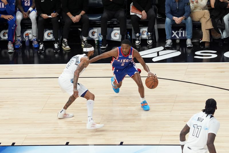 MINNEAPOLIS, MN -  NOVEMBER 27:  De'Aaron Fox #5 of the Sacramento Kings dribbles the ball during the game against the Minnesota Timberwolves on November 27, 2024 at Target Center in Minneapolis, Minnesota. NOTE TO USER: User expressly acknowledges and agrees that, by downloading and or using this Photograph, user is consenting to the terms and conditions of the Getty Images License Agreement. Mandatory Copyright Notice: Copyright 2024 NBAE (Photo by Jordan Johnson/NBAE via Getty Images)