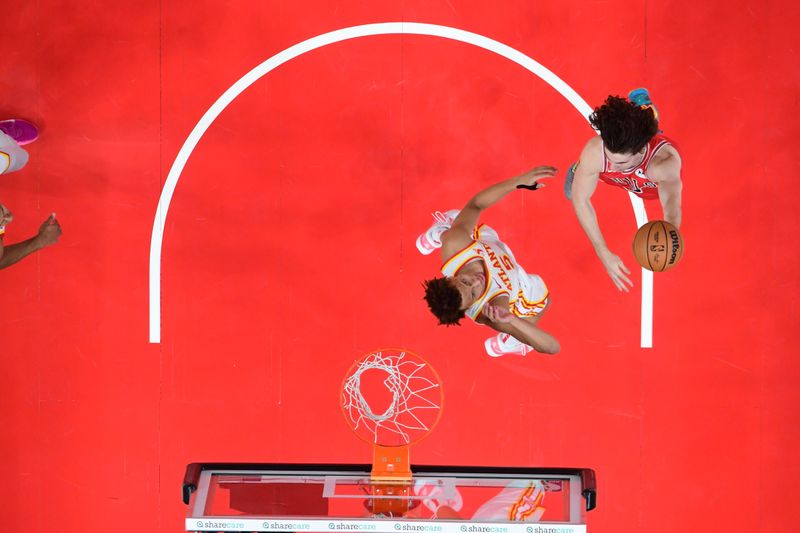 ATLANTA, GA - NOVEMBER 9: Josh Giddey #3 of the Chicago Bulls drives to the basket during the game against the Atlanta Hawks on November 9, 2024 at State Farm Arena in Atlanta, Georgia.  NOTE TO USER: User expressly acknowledges and agrees that, by downloading and/or using this Photograph, user is consenting to the terms and conditions of the Getty Images License Agreement. Mandatory Copyright Notice: Copyright 2024 NBAE (Photo by Adam Hagy/NBAE via Getty Images)