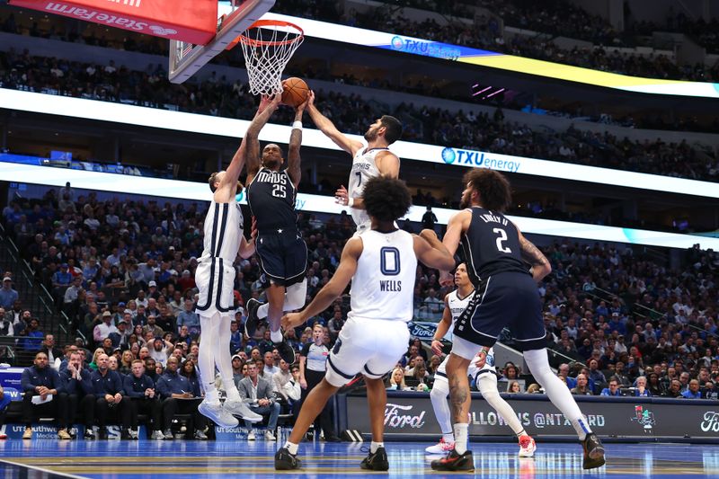 DALLAS, TEXAS - DECEMBER 03: P.J. Washington #25 of the Dallas Mavericks makes a move to the basket between Jay Huff #30 and Santi Aldama #7 of the Memphis Grizzlies during the second half of an Emirates NBA Cup game at American Airlines Center on December 03, 2024 in Dallas, Texas. NOTE TO USER: User expressly acknowledges and agrees that, by downloading and/or using this photograph, user is consenting to the terms and conditions of the Getty Images License Agreement. (Photo by Sam Hodde/Getty Images)