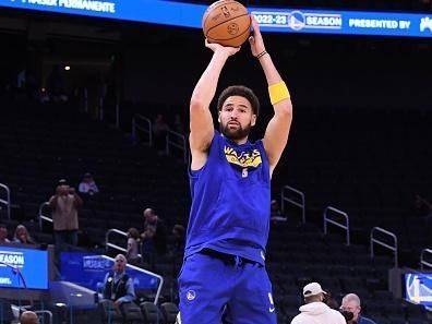 SAN FRANCISCO, CA - OCTOBER 23: Klay Thompson #11 of the Golden State Warriors warms up before the game against the Sacramento Kings on October 23, 2022 at Chase Center in San Francisco, California. NOTE TO USER: User expressly acknowledges and agrees that, by downloading and or using this photograph, user is consenting to the terms and conditions of Getty Images License Agreement. Mandatory Copyright Notice: Copyright 2022 NBAE (Photo by Noah Graham/NBAE via Getty Images)