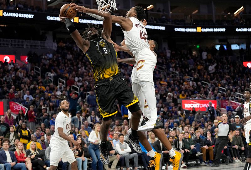 SAN FRANCISCO, CALIFORNIA - NOVEMBER 11: Donovan Mitchell #45 of the Cleveland Cavaliers goes up to block the shot of Kevon Looney #5 of the Golden State Warriors in the fourth quarter  an NBA basketball game at Chase Center on November 11, 2022 in San Francisco, California. NOTE TO USER: User expressly acknowledges and agrees that, by downloading and or using this photograph, User is consenting to the terms and conditions of the Getty Images License Agreement. (Photo by Thearon W. Henderson/Getty Images)