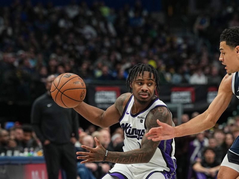 DALLAS, TX - JANUARY 27: Davion Mitchell #15 of the Sacramento Kings goes to the basket during the game on January 27, 2024 at the American Airlines Center in Dallas, Texas. NOTE TO USER: User expressly acknowledges and agrees that, by downloading and or using this photograph, User is consenting to the terms and conditions of the Getty Images License Agreement. Mandatory Copyright Notice: Copyright 2024 NBAE (Photo by Glenn James/NBAE via Getty Images)