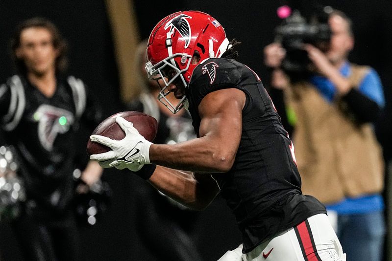 Atlanta Falcons running back Bijan Robinson (7) makes the catch for a topuchdown against the New Orleans Saints during the second half of an NFL football game, Sunday, Nov. 26, 2023, in Atlanta. (AP Photo/John Bazemore)