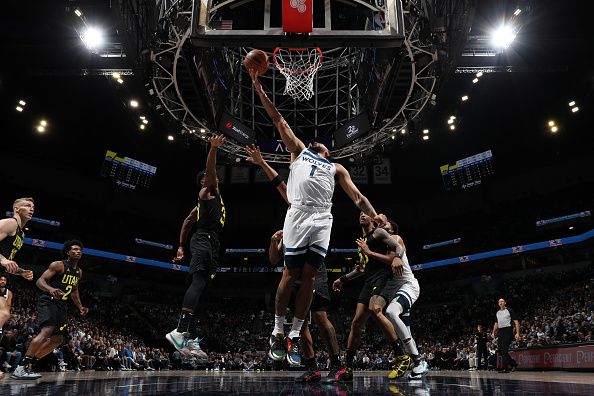 MINNEAPOLIS, MN -  NOVEMBER 30 :  Kyle Anderson #1 of the Minnesota Timberwolves drives to the basket during the game against the Utah Jazz on November 30, 2023 at Target Center in Minneapolis, Minnesota. NOTE TO USER: User expressly acknowledges and agrees that, by downloading and or using this Photograph, user is consenting to the terms and conditions of the Getty Images License Agreement. Mandatory Copyright Notice: Copyright 2023 NBAE (Photo by Jordan Johnson/NBAE via Getty Images)