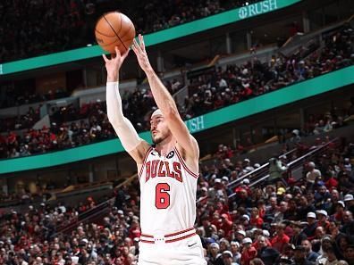 CHICAGO, IL - DECEMBER 28: Alex Caruso #6 of the Chicago Bulls shoots a three point basket during the game against the Indiana Pacers on December 28, 2023 at United Center in Chicago, Illinois. NOTE TO USER: User expressly acknowledges and agrees that, by downloading and or using this photograph, User is consenting to the terms and conditions of the Getty Images License Agreement. Mandatory Copyright Notice: Copyright 2023 NBAE (Photo by Jeff Haynes/NBAE via Getty Images)