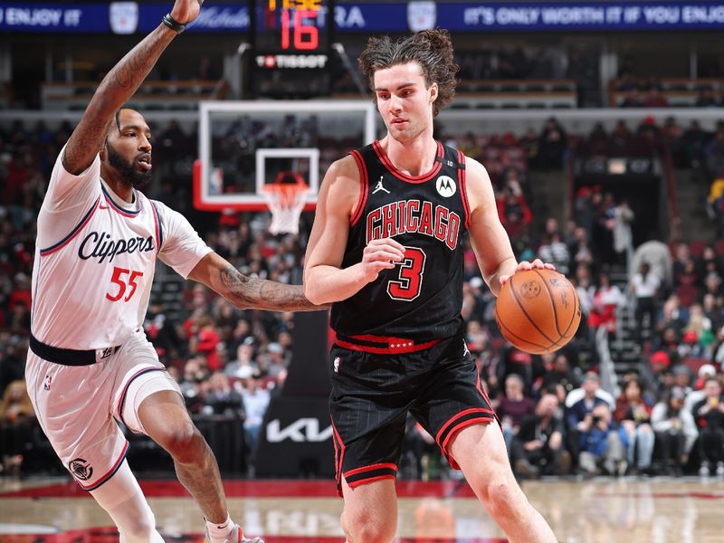 CHICAGO, IL - FEBRUARY 26: Josh Giddey #3 of the Chicago Bulls handles the ball during the game against the LA Clippers on February 26, 2025 at United Center in Chicago, Illinois. NOTE TO USER: User expressly acknowledges and agrees that, by downloading and or using this photograph, User is consenting to the terms and conditions of the Getty Images License Agreement. Mandatory Copyright Notice: Copyright 2025 NBAE (Photo by Jeff Haynes/NBAE via Getty Images)