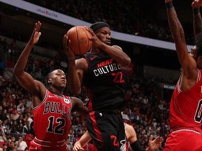 MIAMI, FL - DECEMBER 16: Jimmy Butler #22 of the Miami Heat looks to pass the ball during the game against the Chicago Bulls on December 16, 2023 at Kaseya Center in Miami, Florida. NOTE TO USER: User expressly acknowledges and agrees that, by downloading and or using this Photograph, user is consenting to the terms and conditions of the Getty Images License Agreement. Mandatory Copyright Notice: Copyright 2023 NBAE (Photo by Issac Baldizon/NBAE via Getty Images)