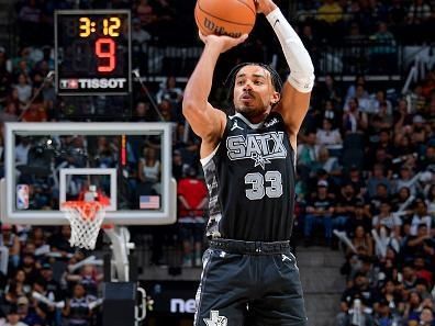 SAN ANTONIO, TX - NOVEMBER 5: Tre Jones #33 of the San Antonio Spurs shoots the ball during the game against the Toronto Raptors on November 5, 2023 at the Frost Bank Center in San Antonio, Texas. NOTE TO USER: User expressly acknowledges and agrees that, by downloading and or using this photograph, user is consenting to the terms and conditions of the Getty Images License Agreement. Mandatory Copyright Notice: Copyright 2023 NBAE (Photos by Michael Gonzales/NBAE via Getty Images)