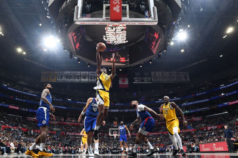 LOS ANGELES, CA - MARCH 25: Jalen Smith #25 of the Indiana Pacers drives to the basket during the game against the LA Clippers on March 25, 2024 at Crypto.Com Arena in Los Angeles, California. NOTE TO USER: User expressly acknowledges and agrees that, by downloading and/or using this Photograph, user is consenting to the terms and conditions of the Getty Images License Agreement. Mandatory Copyright Notice: Copyright 2024 NBAE (Photo by Adam Pantozzi/NBAE via Getty Images)