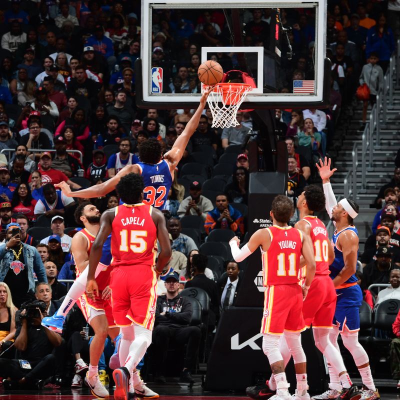 ATLANTA, GA - NOVEMBER 6: Karl Anthony Towns #32 of the New York Knicks shoots the ball during the game against the Atlanta Hawks during a regular season game on November 6, 2024 at State Farm Arena in Atlanta, Georgia.  NOTE TO USER: User expressly acknowledges and agrees that, by downloading and/or using this Photograph, user is consenting to the terms and conditions of the Getty Images License Agreement. Mandatory Copyright Notice: Copyright 2024 NBAE (Photo by Scott Cunningham/NBAE via Getty Images)