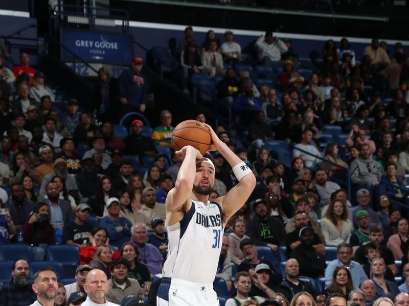 NEW ORLEANS, LA - JANUARY 29: Klay Thompson #31 of the Dallas Mavericks shoots a three point basket during the game against the New Orleans Pelicans on January 29, 2025 at the Smoothie King Center in New Orleans, Louisiana. NOTE TO USER: User expressly acknowledges and agrees that, by downloading and or using this Photograph, user is consenting to the terms and conditions of the Getty Images License Agreement. Mandatory Copyright Notice: Copyright 2025 NBAE (Photo by Layne Murdoch Jr./NBAE via Getty Images)