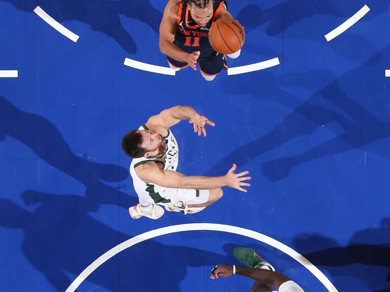 NEW YORK, NY - NOVEMBER 8: Jalen Brunson #11 of the New York Knicks shoots the ball during the game against the Milwaukee Bucks on November 8, 2024 at Madison Square Garden in New York City, New York.  NOTE TO USER: User expressly acknowledges and agrees that, by downloading and or using this photograph, User is consenting to the terms and conditions of the Getty Images License Agreement. Mandatory Copyright Notice: Copyright 2024 NBAE  (Photo by Nathaniel S. Butler/NBAE via Getty Images)