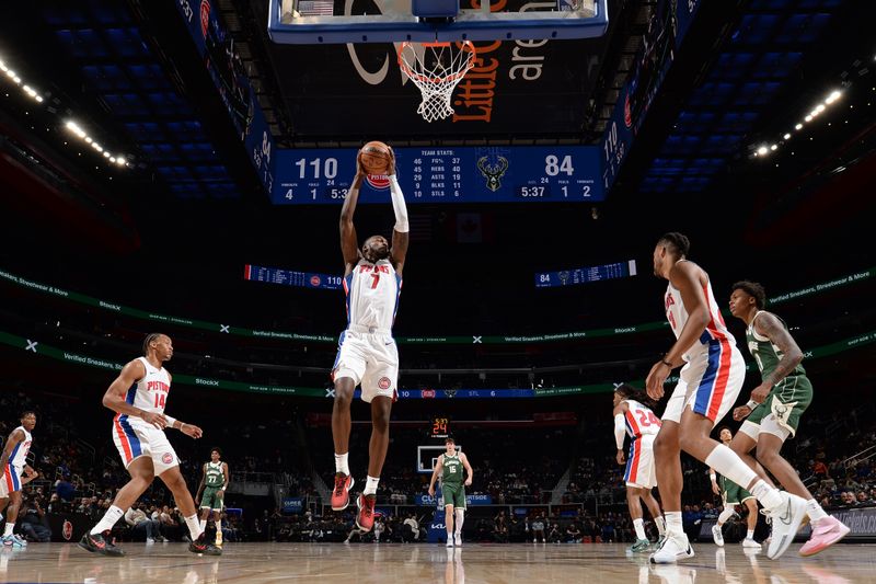 DETROIT, MI - OCTOBER 6: Paul Reed #7 of the Detroit Pistons rebounds the ball during the game against the Milwaukee Bucks during a NBA preseason game on October 6, 2024 at Little Caesars Arena in Detroit, Michigan. NOTE TO USER: User expressly acknowledges and agrees that, by downloading and/or using this photograph, User is consenting to the terms and conditions of the Getty Images License Agreement. Mandatory Copyright Notice: Copyright 2024 NBAE (Photo by Chris Schwegler/NBAE via Getty Images)